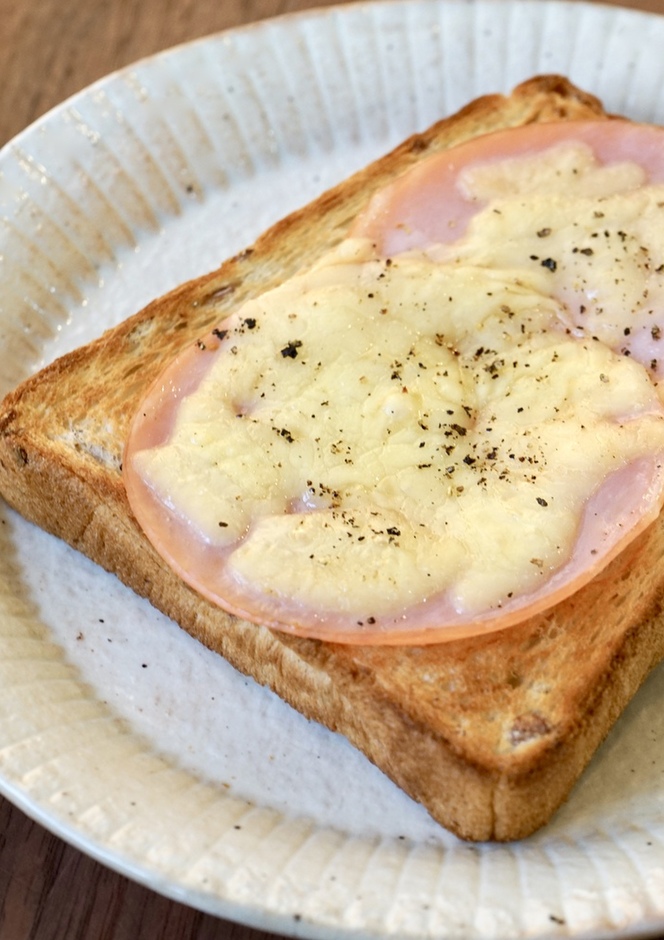 シンプル チーズとハムのトースト