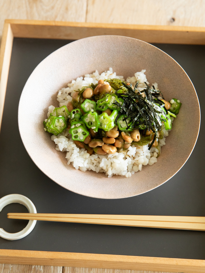 オクラとめかぶの納豆丼