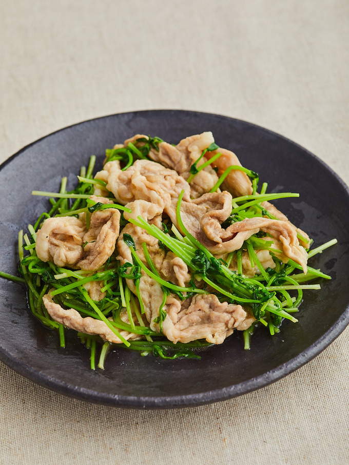 豆苗と豚肉のにんにくしょうゆ炒め