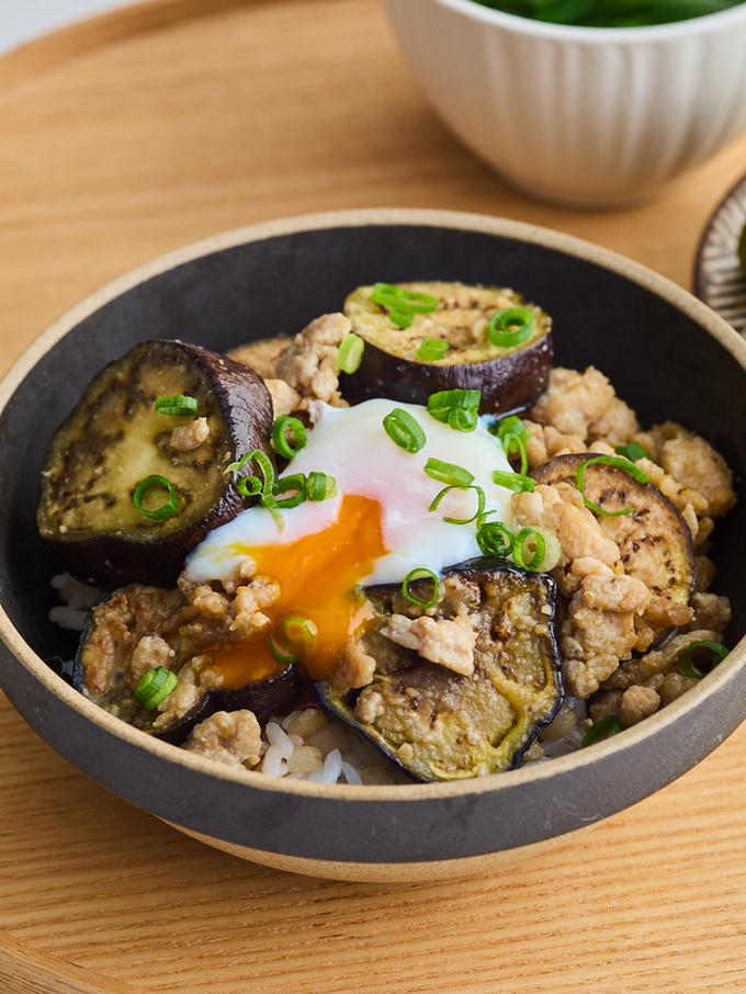 なすと鶏ひき肉の甘辛みそ炒め丼