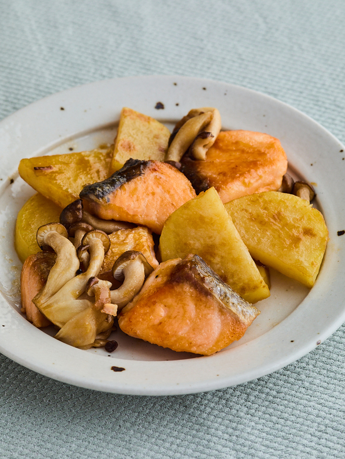 鮭とじゃがいもの照り焼き炒め