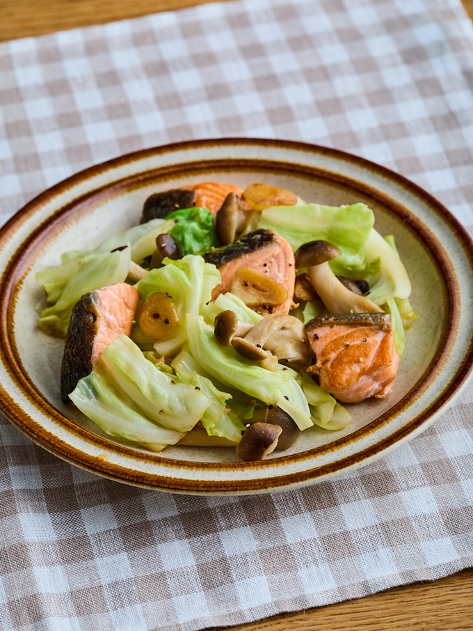 鮭とキャベツのガーリック炒め