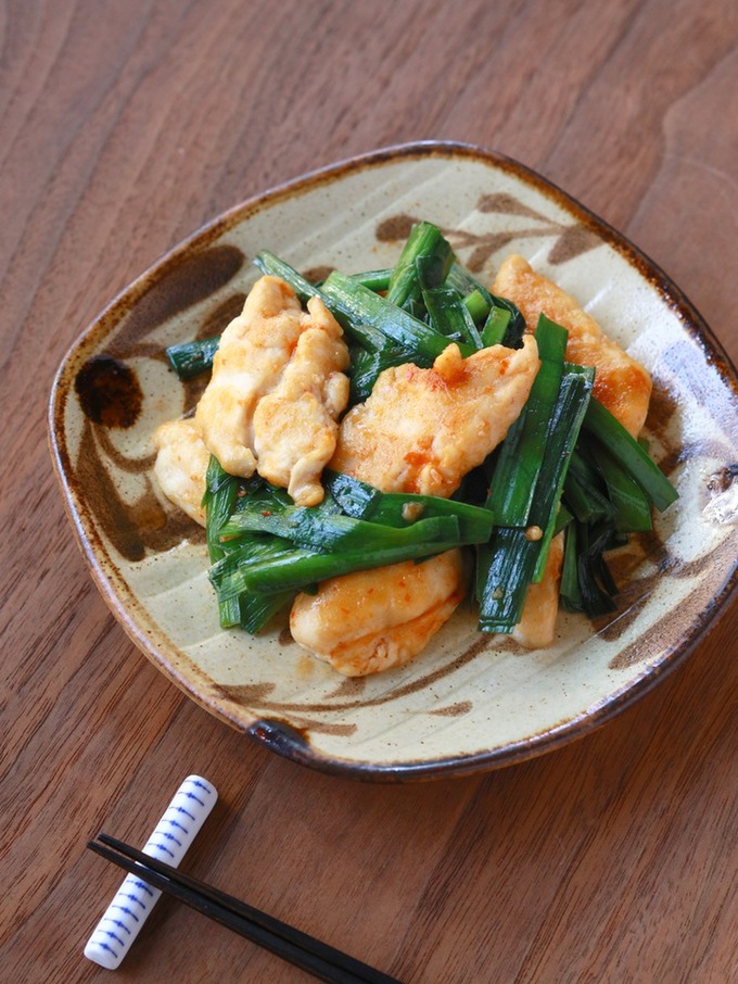 鶏ささみとニラのピリ辛豆板醤炒め