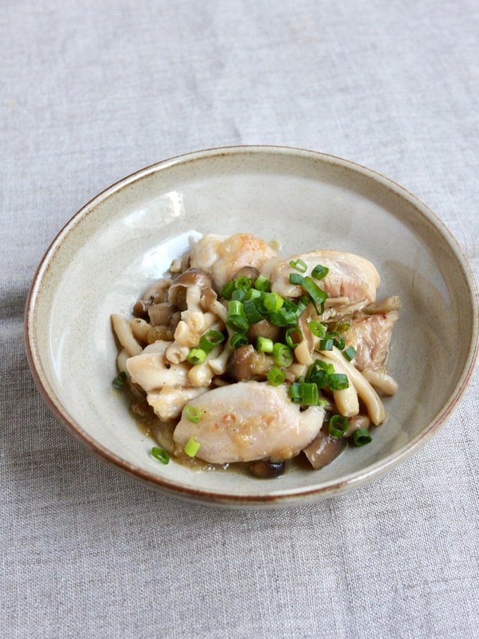 鶏肉としめじの玉ねぎソース炒め
