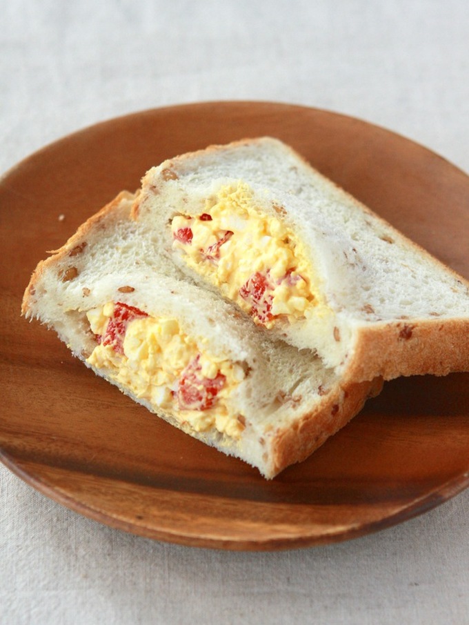 赤パプリカと卵のサンドイッチ