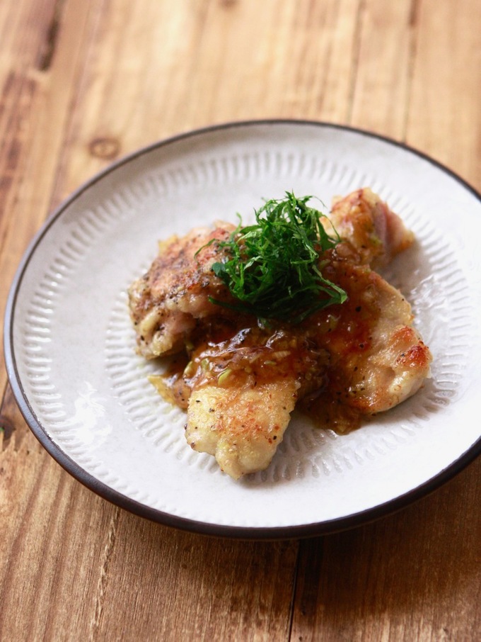 鶏もも肉を甘辛だれと大葉で