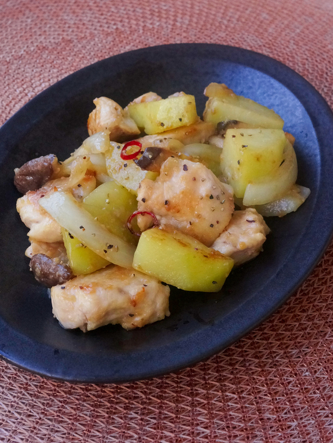 鶏むね肉とじゃがいものにんにくカレー炒め