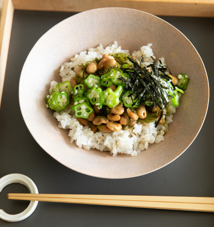 オクラとめかぶの納豆丼