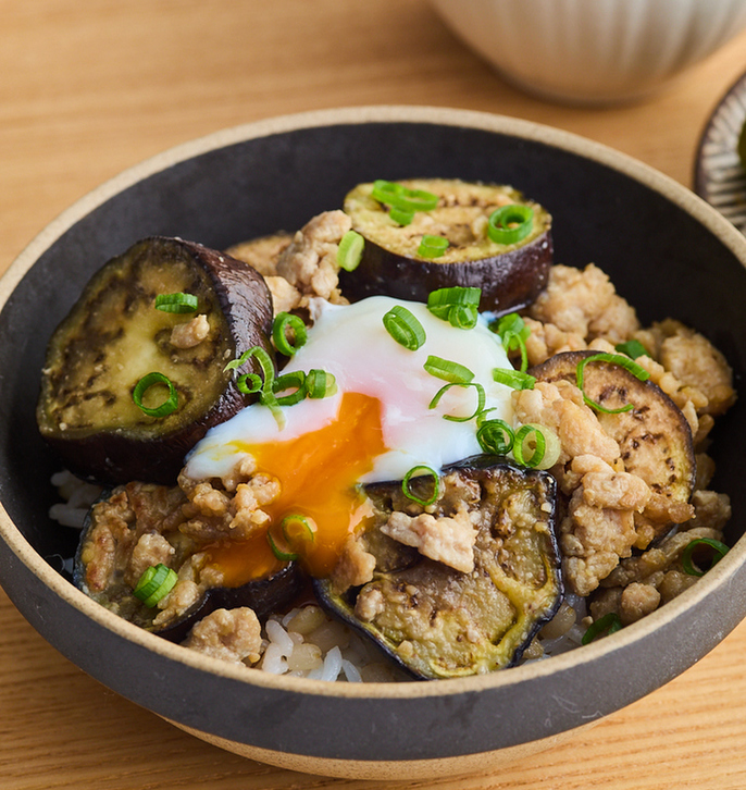 なすと鶏ひき肉の甘辛みそ炒め丼