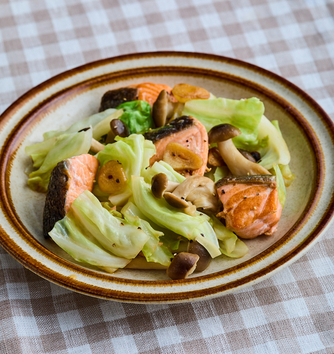 鮭とキャベツのガーリック炒め