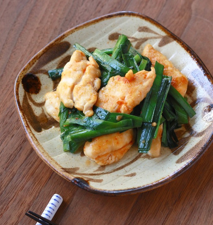 鶏ささみとニラのピリ辛豆板醤炒め