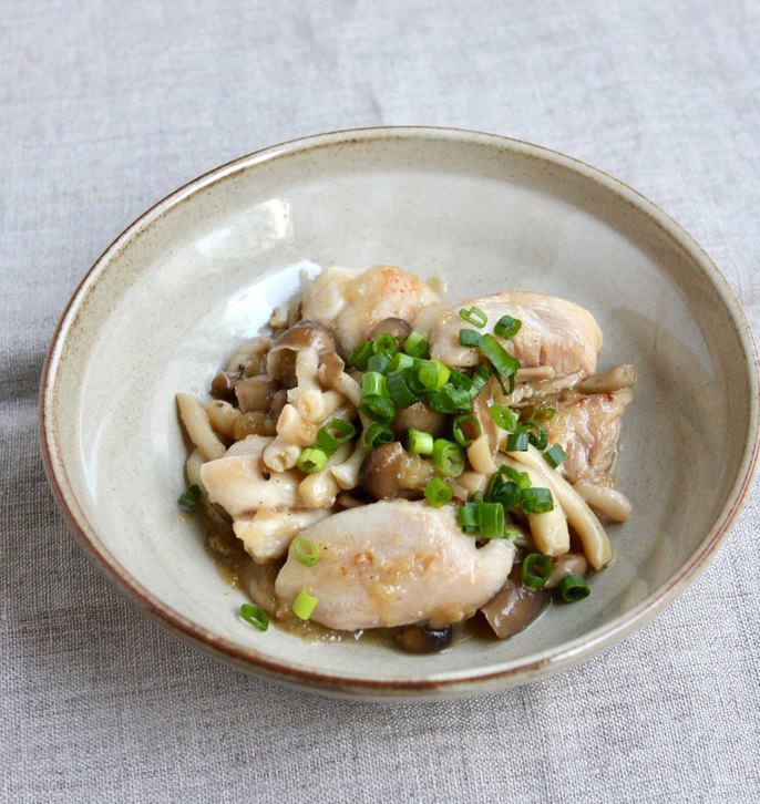 鶏肉としめじの玉ねぎソース炒め