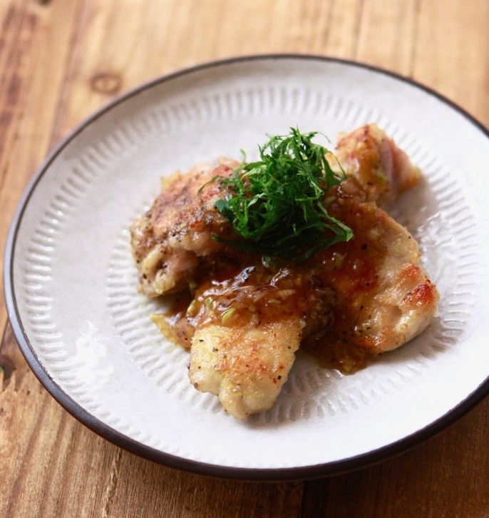 鶏もも肉を甘辛だれと大葉で