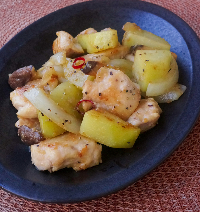 鶏むね肉とじゃがいものにんにくカレー炒め