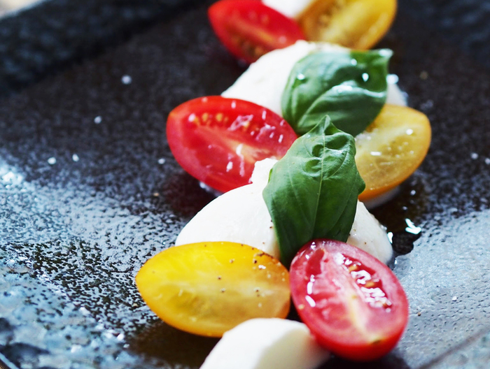 モッツアレラチーズとカラフルトマトのカプレーゼ