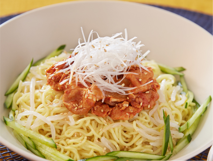 豚肉ともやしの汁なしピリ辛麺