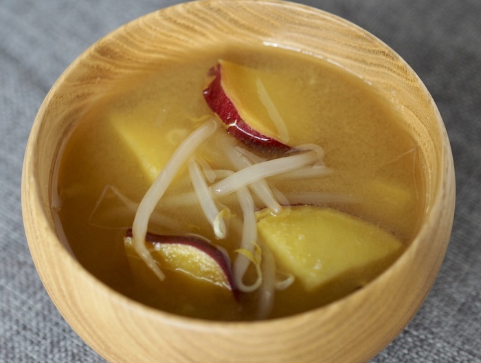 さつまいもともやしの味噌汁