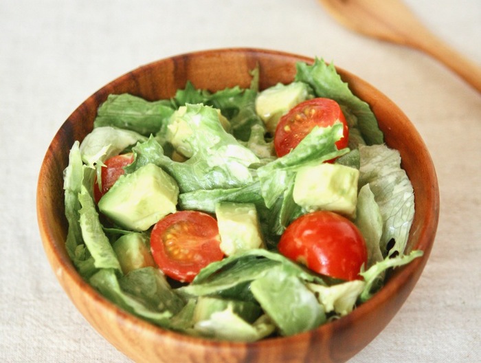 簡単 アボカドとトマトのグリーンサラダ