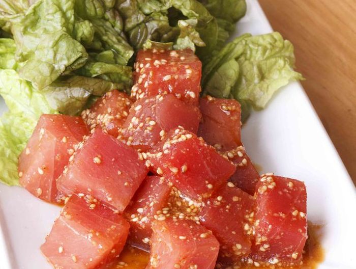ピリ辛まぐろ漬け　レタス添え