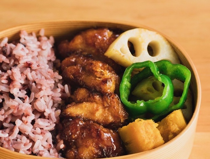 酢鶏・野菜の焼き蒸し・黒米ご飯のお弁当
