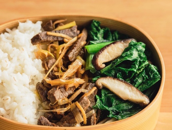 牛肉のかりかり炒め・小松菜炒め・押麦ご飯のお弁当