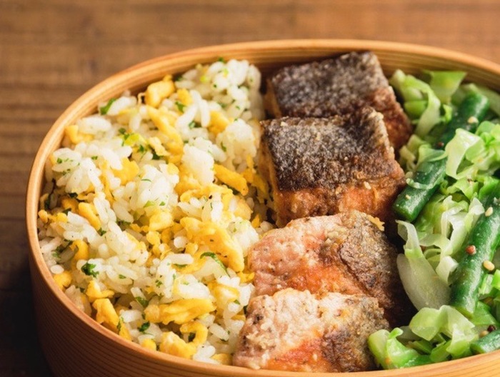 鮭のスパイシー焼き・野菜のマスタードあえ・炒飯のお弁当