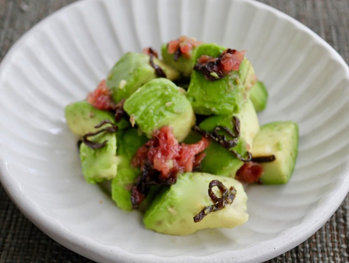 簡単 ウメェー塩昆布でアボカド