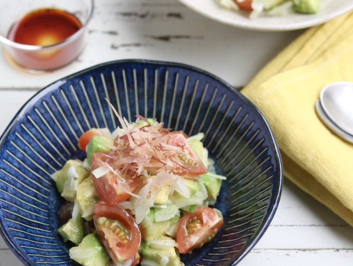 新玉ねぎとアボカドのスプーンサラダ
