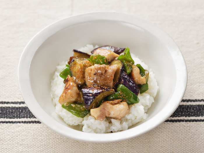 鶏肉となすのコクうまみそ丼