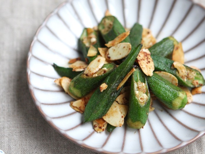 オクラとスライスアーモンドのカリカリ炒め