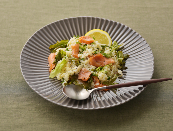 サーモンとカリフラワーのライスサラダ