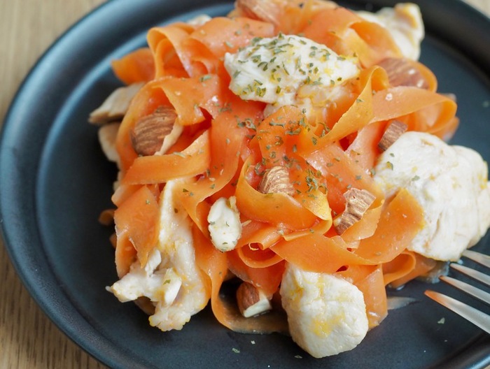 チキンとにんじんのジンジャーホットサラダ