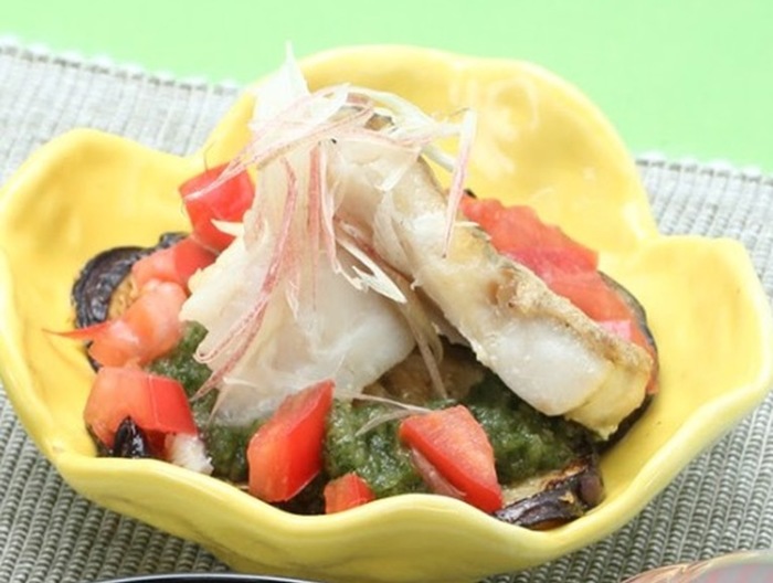 焼きナスの彩りソースがけ