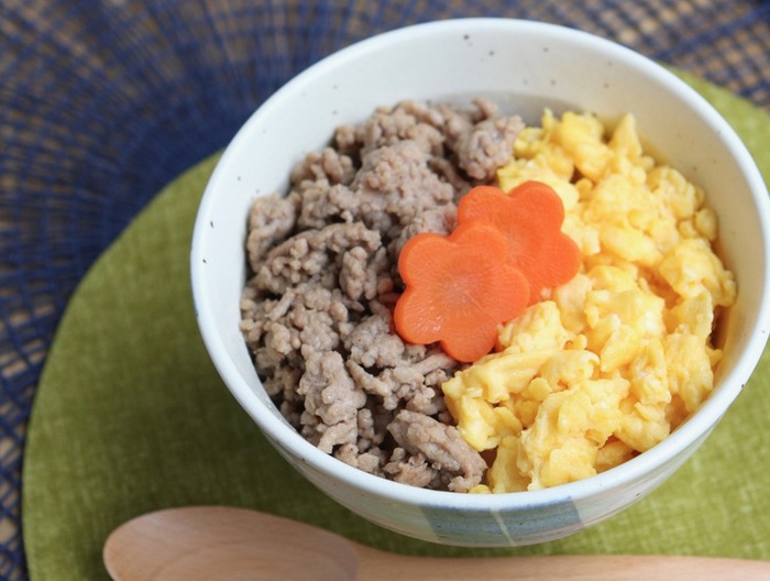 二色そぼろ丼