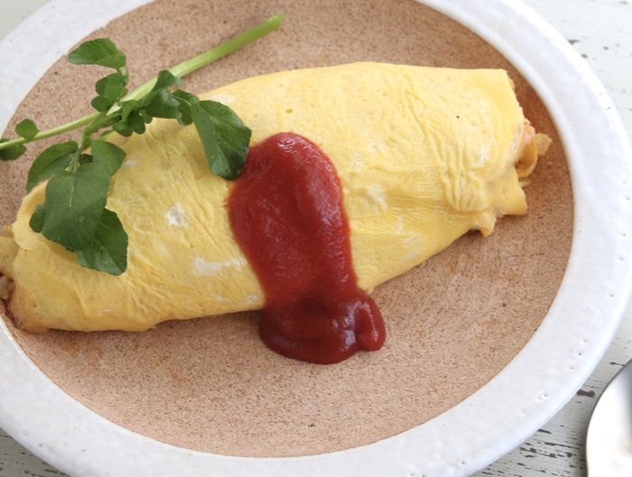 麦ご飯で食べ応え満点　オムライス