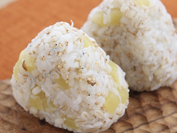 たくあんとしらすのもち麦おむすび