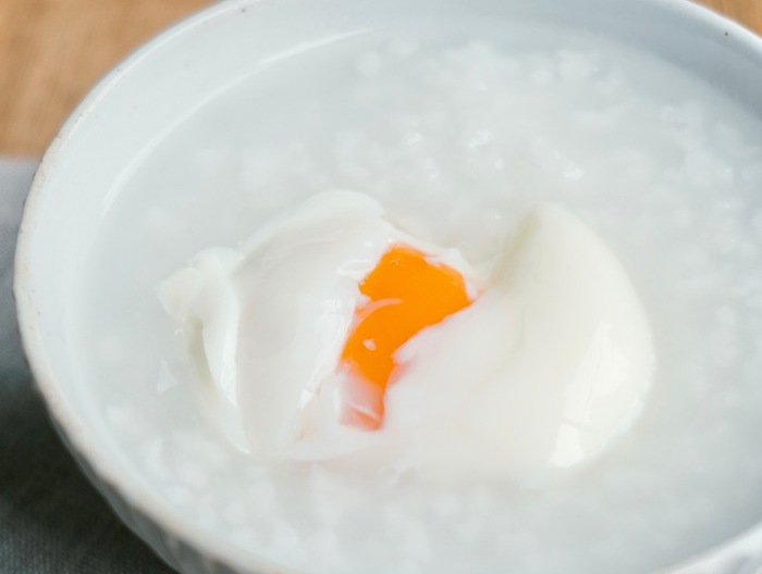 レトルトおかゆの温玉のせ