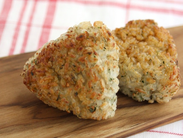 青のりとごまの風味の焼きおにぎり