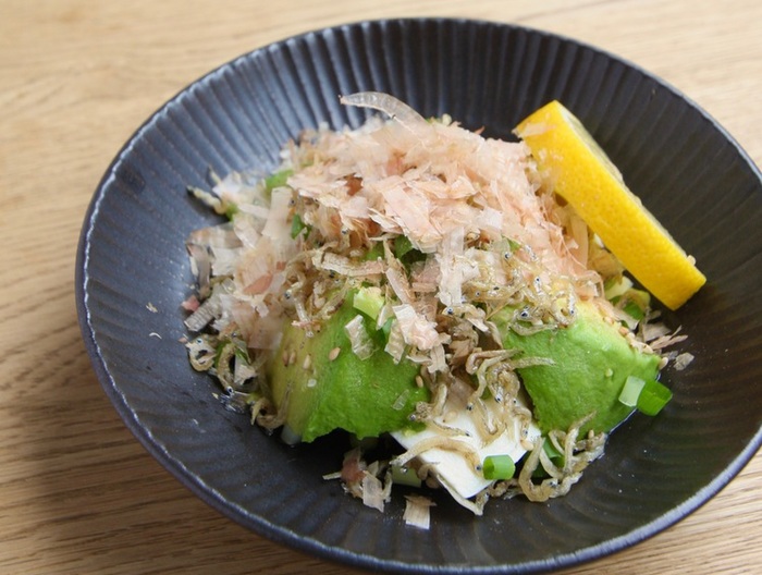 豆腐とアボカドのカリカリじゃこ奴