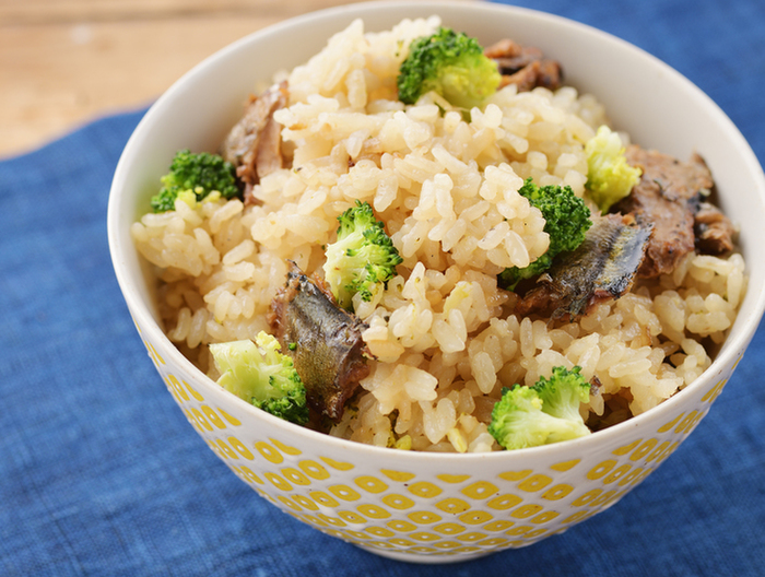 ブロッコリーとさんま蒲焼き缶で炊き込みごはん