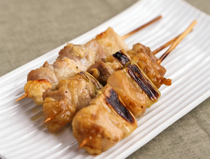 市販の焼きとり（ねぎま・たれ２本、もも・塩１本）