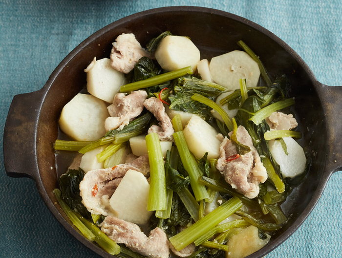 豚肉・里いも・小松菜のにんにくみそ蒸し鍋