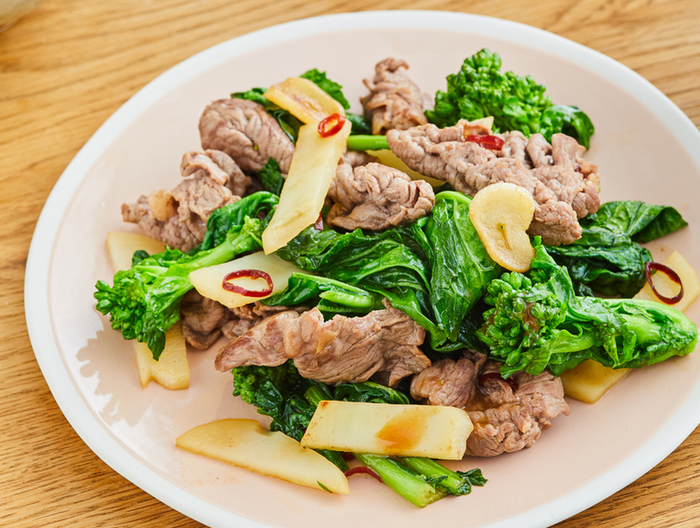 菜の花と牛肉のオイスターソース炒め