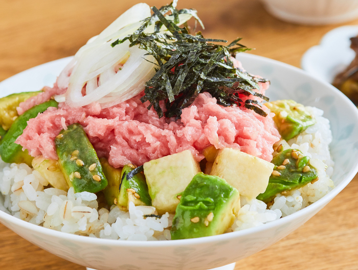 アボカドと長いものねぎまぐろ丼