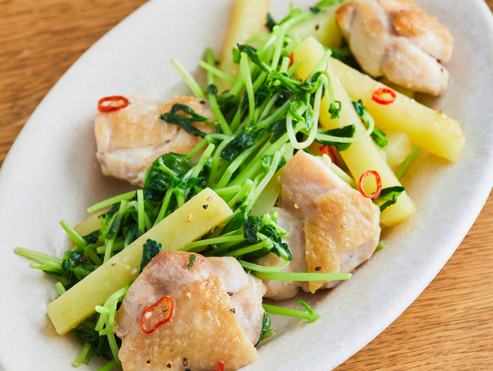 鶏もも肉と豆苗の塩にんにく炒め