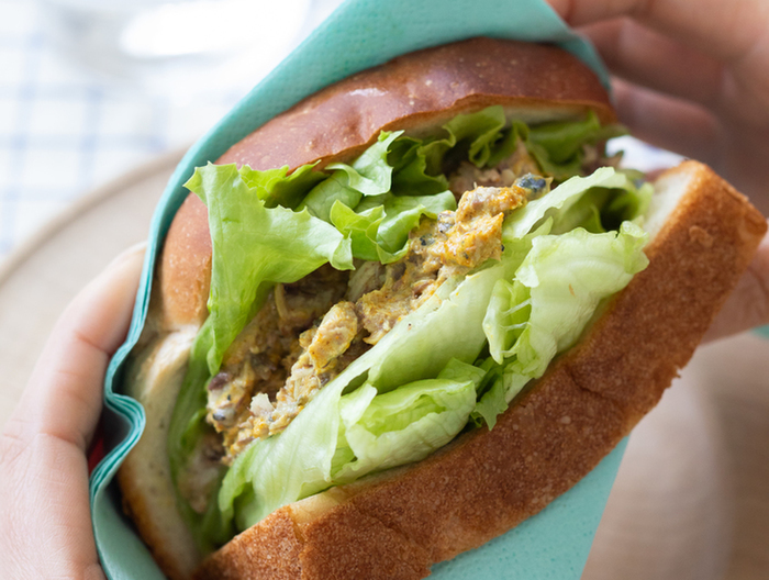 朝食に さば缶とたたみレタスのオープンサンド