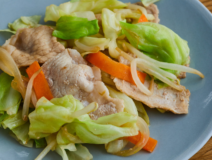 カット野菜でお手軽　肉野菜炒め