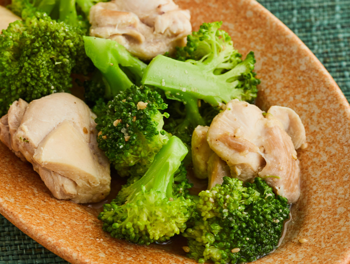 鶏もも肉とブロッコリーのうま塩蒸し