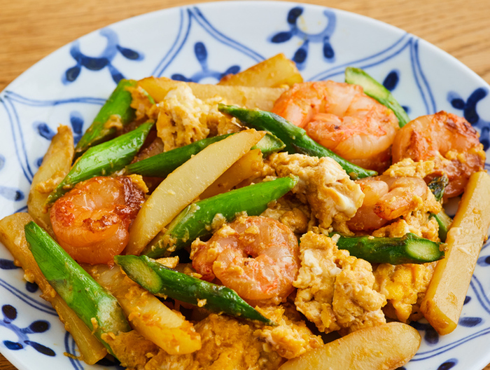 えびとアスパラの中華風卵炒め