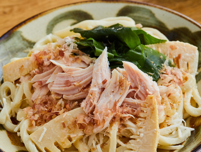 かつお節香る サラダチキンとたけのこの混ぜうどん